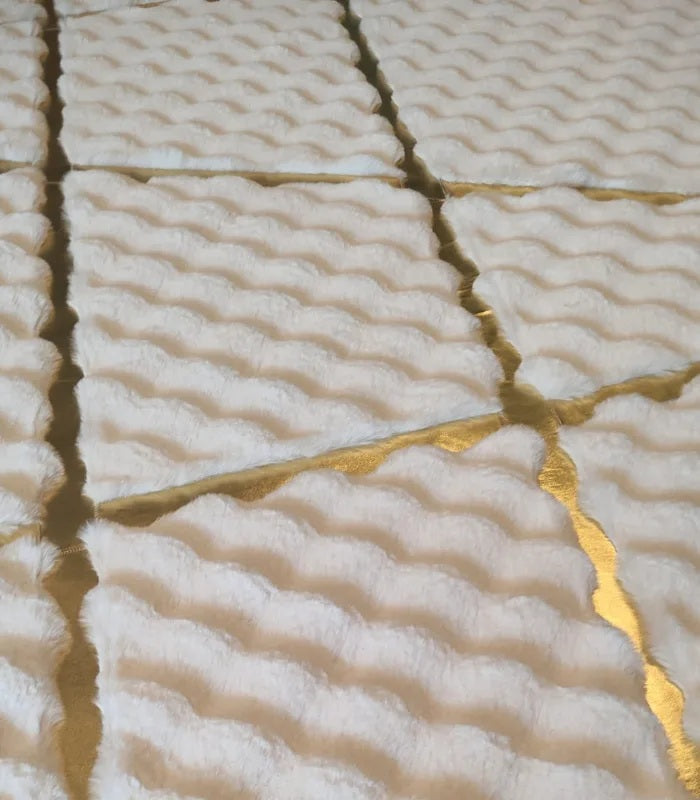 Χαλί Premium Τεχνητή Γούνα 3D Bubble 120x180cm - Λευκός Σχεδιασμός με Χρυσές Ρίγες
