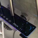 Έξυπνο Σύστημα Ντους με Οθόνη LED, Φωτισμό Περιβάλλοντος, Έλεγχο με Πλήκτρα Πιάνου, Ένδειξη Θερμοκρασίας Νερού, Πολλαπλές Λειτουργίες και Χωρίς Ηλεκτρική Τροφοδοσία